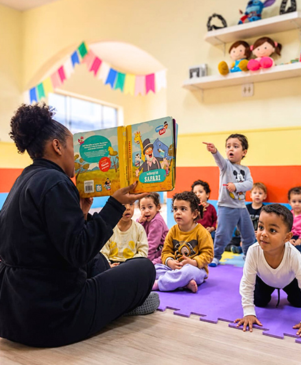 Bebê durante a refeição no período integral