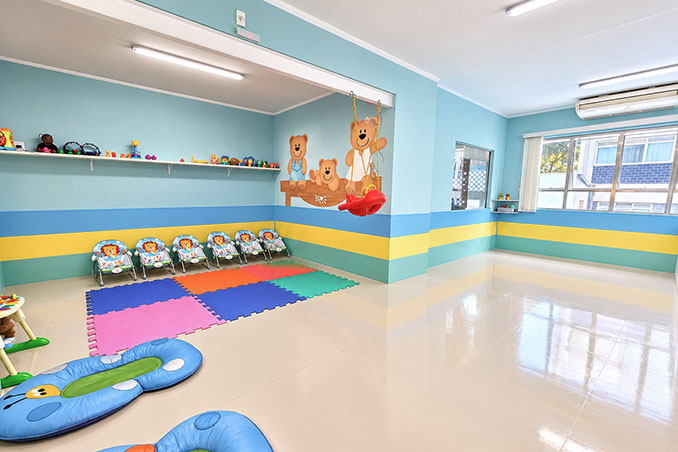 Sala de atividades do berçário com brinquedos