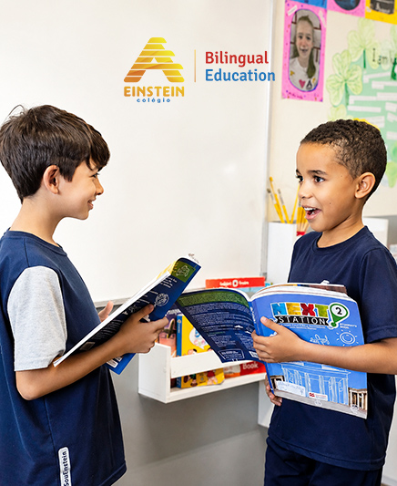 Criança em atividade de inglês na Educação Infantil