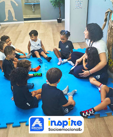 Crianças participam de atividade socioemocional com a professora
