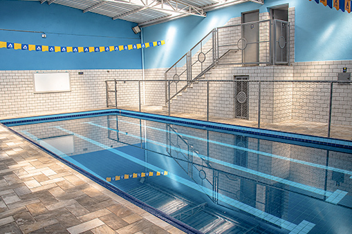 Piscina aquecida usada nas aulas de natação
