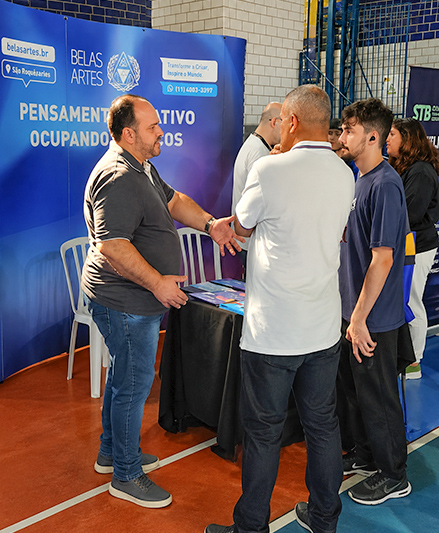 Alunos na Feira de Universidades do colégio