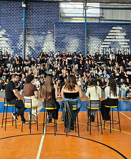 Alunos participam de uma atividade de mentoring no colégio