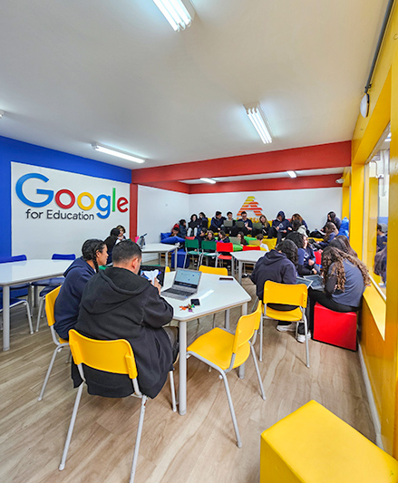 Alunos usando notebooks em sala Google for Education