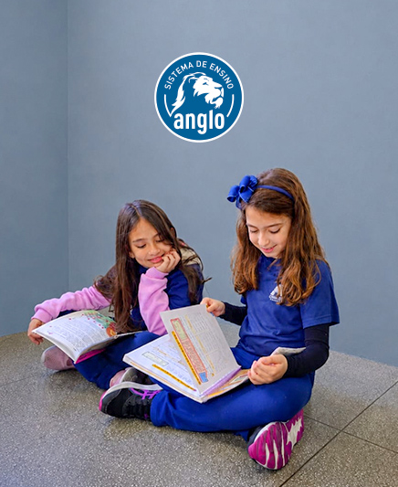 Alunas estudando com material do Sistema Anglo