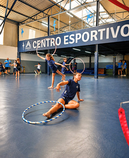 Aluna em atividade de ginástica no Centro Esportivo