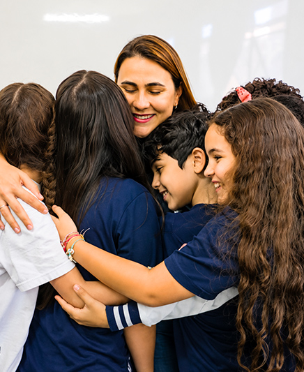 Alunos e professora num abraço coletivo