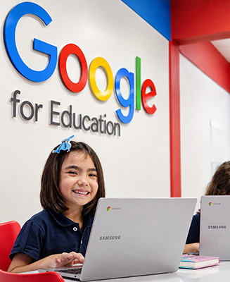 Aluna usando notebook na sala Google for Education